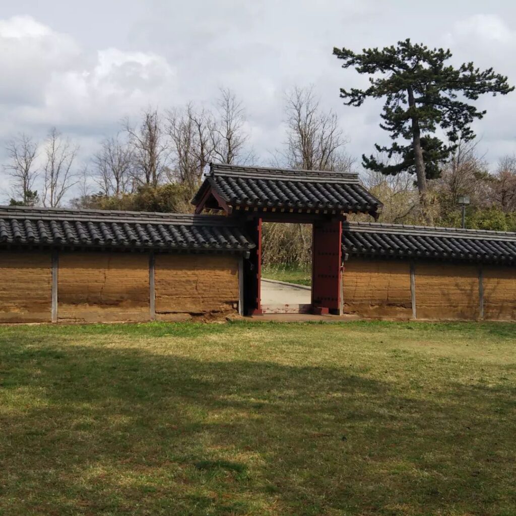 秋田城跡史跡公園の入り口の写真